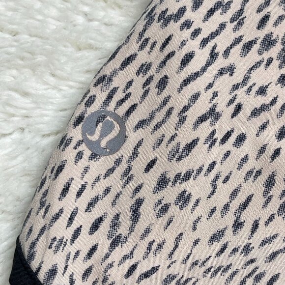 Lululemon Women's Dottie Dash Grain Black Tracker Shorts III Size 6 - Picture 6 of 6